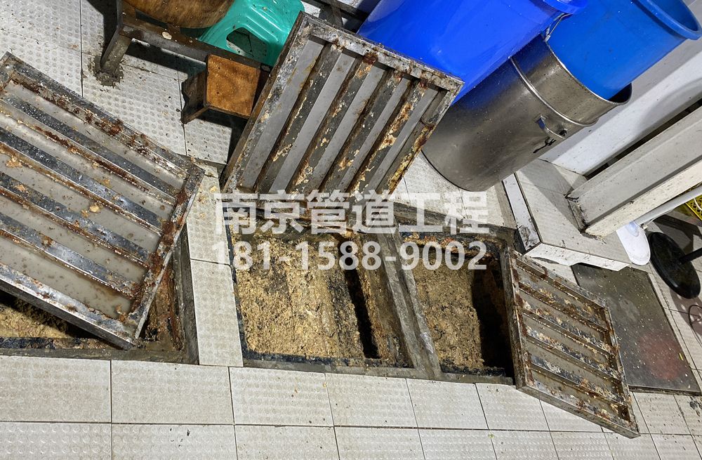 278奉贤城管中队食堂隔油池清理